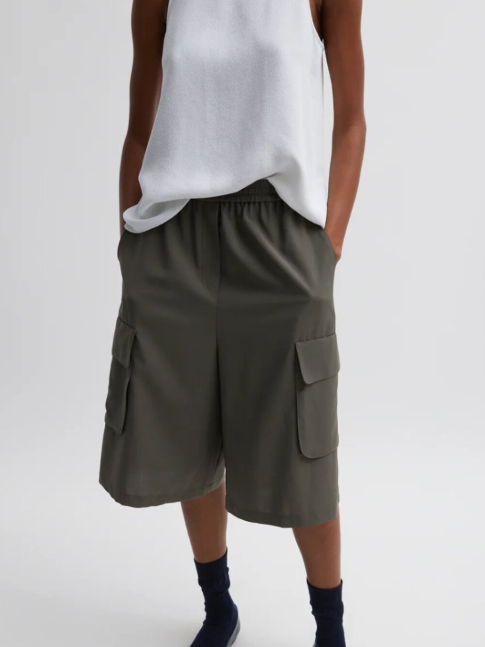 TIbi tropical wool relaxed cargo shorts, NWOT, black, S, $100.